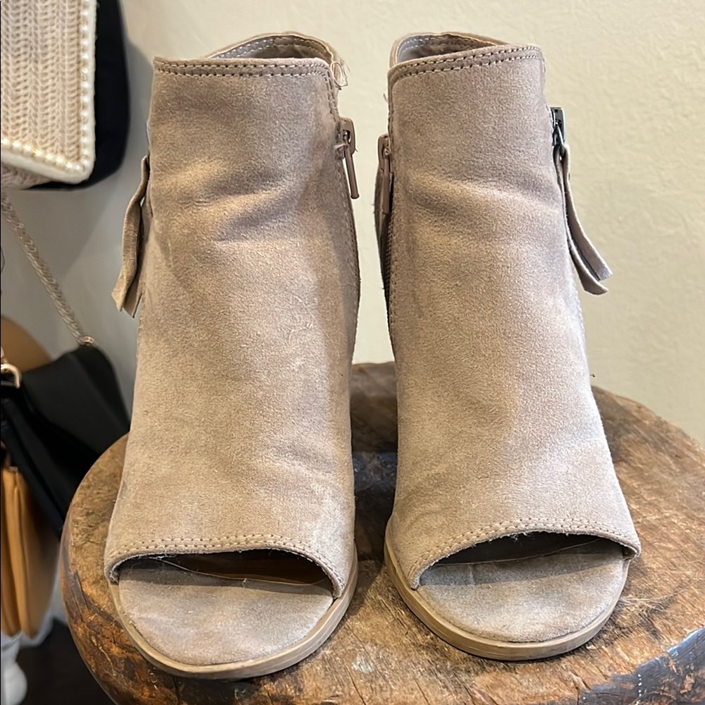 Universal Thread Tan Ankle Booties with Chunky Heel